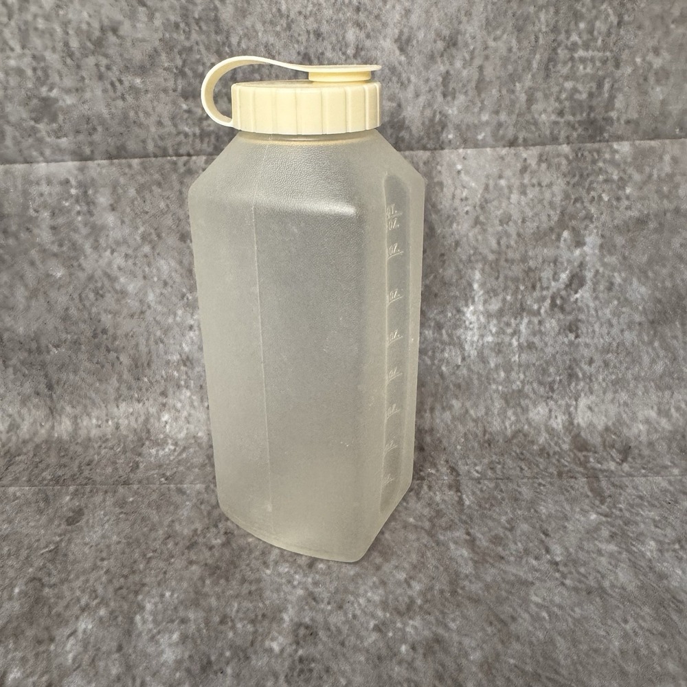 Rubbermaid 1 qt. 32 oz. 1L Servin Saver #2467 Juice Water Bottle & Almond Lid